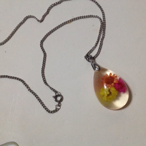 Unbranded Jewelry - Vintage Teardrop Mixed Floating Flower Lucite Necklace